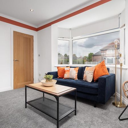 Shawe House - 10 Minute Mcr Airport - Free Parking Villa Wythenshawe Room photo