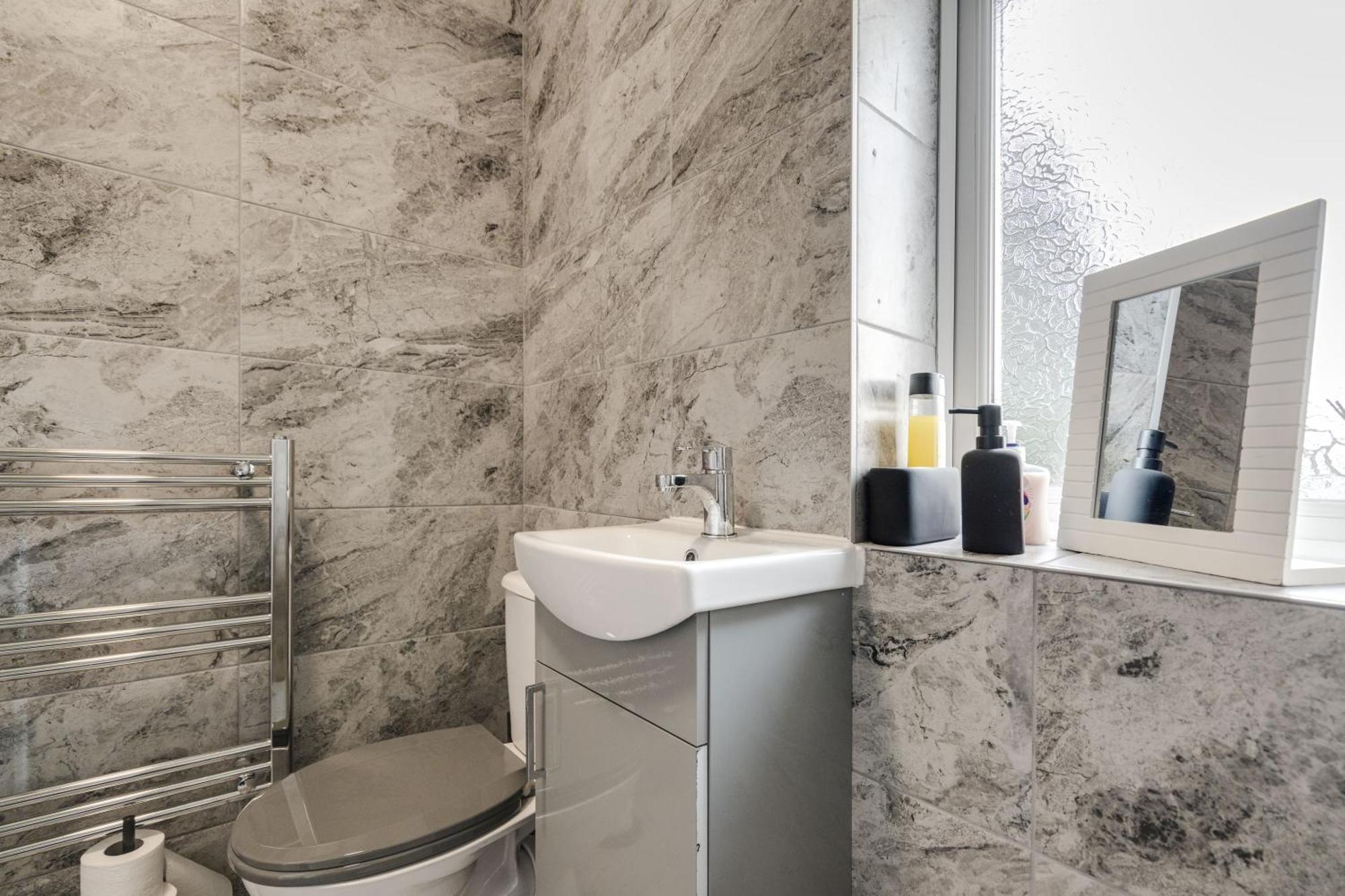 Shawe House - 10 Minute Mcr Airport - Free Parking Villa Wythenshawe Room photo
