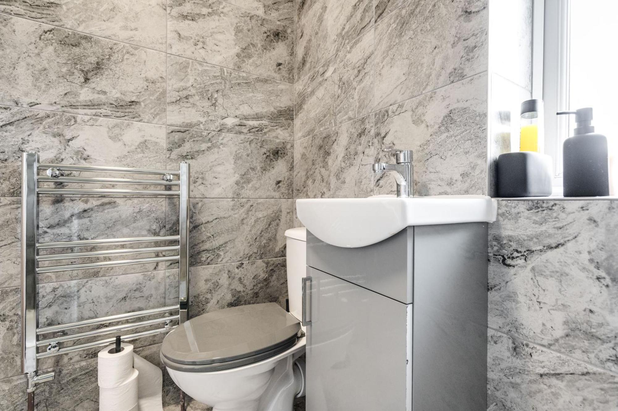 Shawe House - 10 Minute Mcr Airport - Free Parking Villa Wythenshawe Room photo