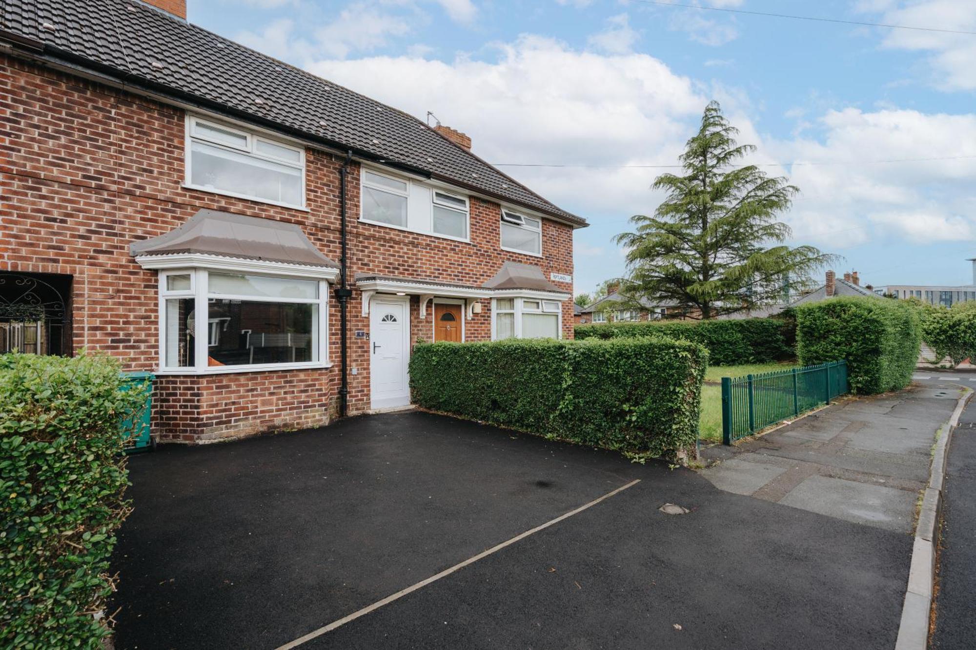 Shawe House - 10 Minute Mcr Airport - Free Parking Villa Wythenshawe Room photo