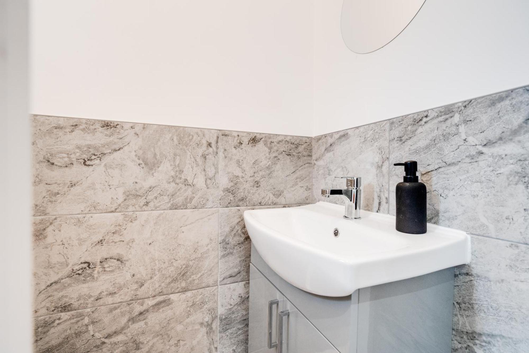 Shawe House - 10 Minute Mcr Airport - Free Parking Villa Wythenshawe Room photo