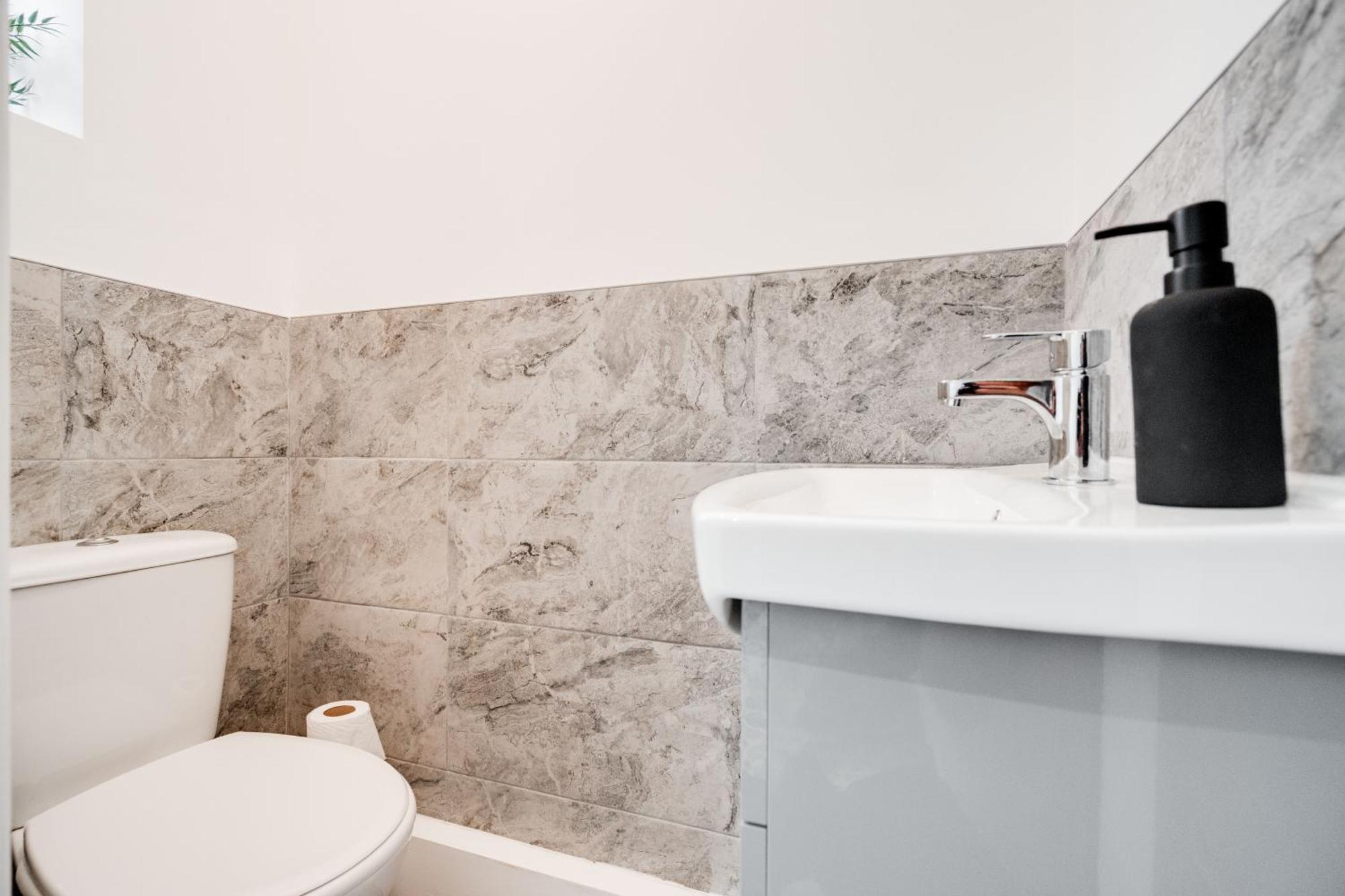 Shawe House - 10 Minute Mcr Airport - Free Parking Villa Wythenshawe Room photo